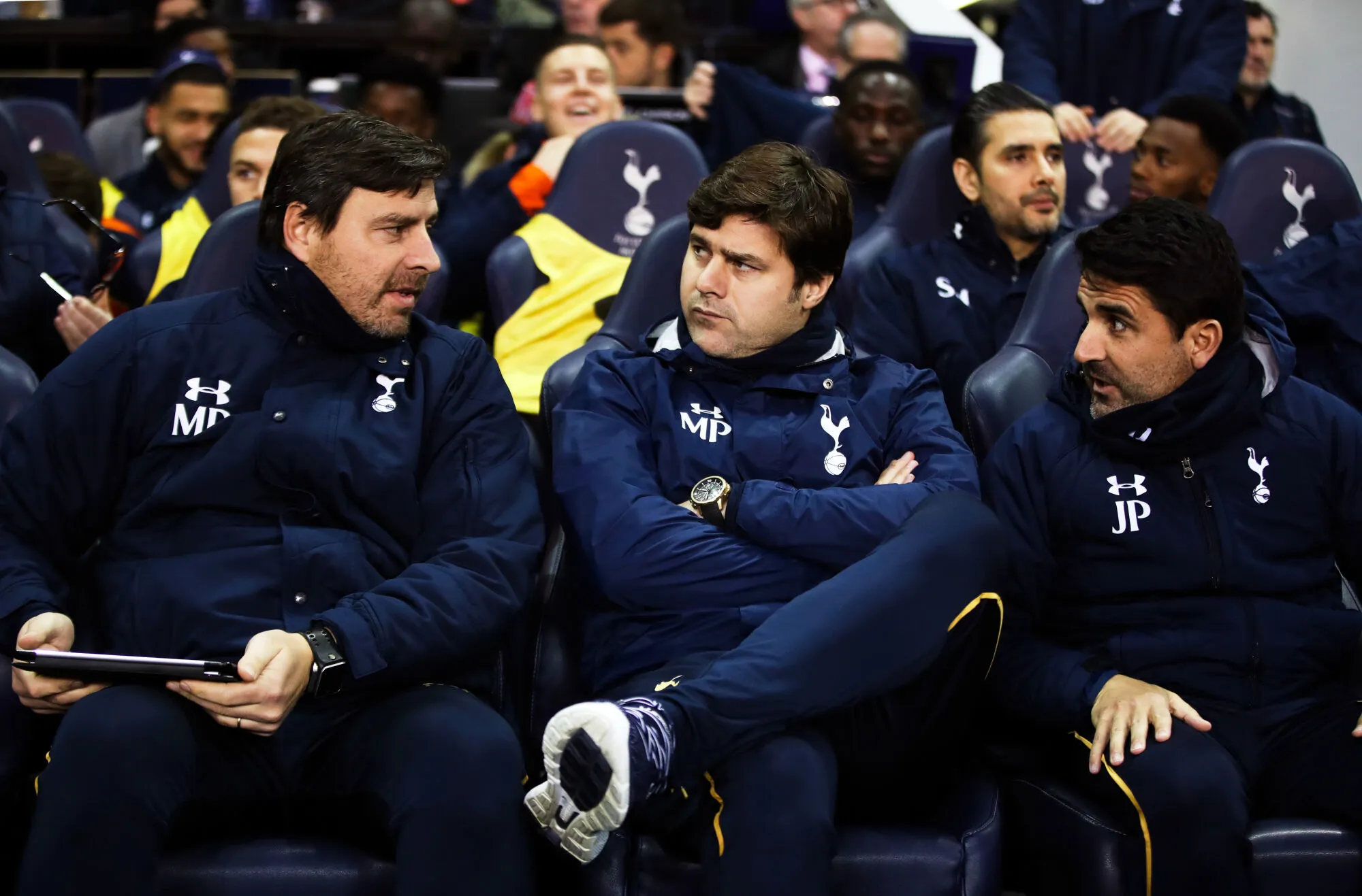 Mauricio Pochettino au centre, son assistant Jesus Perez à droite, et Miguel D&rsquo;Agostino à gauche, sur le banc de White Hart Lane.