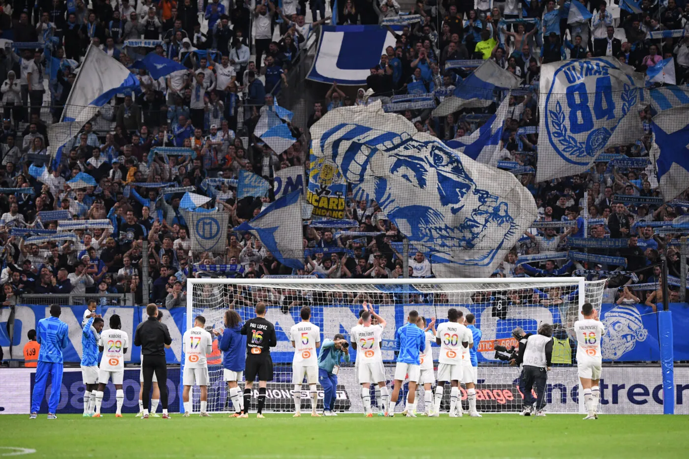 Une cagnotte improvisée à l&rsquo;entrée du Vélodrome
