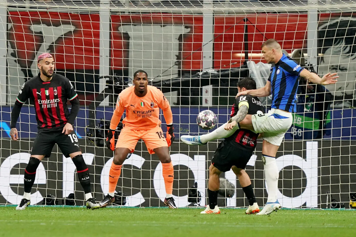 Foto Spada/LaPresse 10 Maggio 2023 - Milano , Italia - sport, calcio - Ac Milan vs Fc Internazionale - Champions League semi-finale andata - Stadio San Siro Nella foto : Edin Dzeko (FC Internazionale) segna il goal del 1-0 May 10 , 2023 Milan , Italy - sport, calcio - Ac Milan vs Fc Internazionale - Champions League semi-final first leg - San Siro Stadium