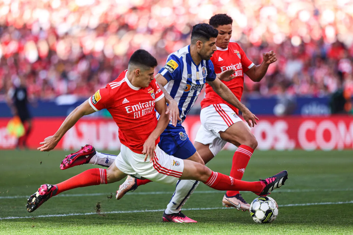 Soupçons de fraude fiscale : perquisitions aux sièges de Benfica, du Sporting et de Porto