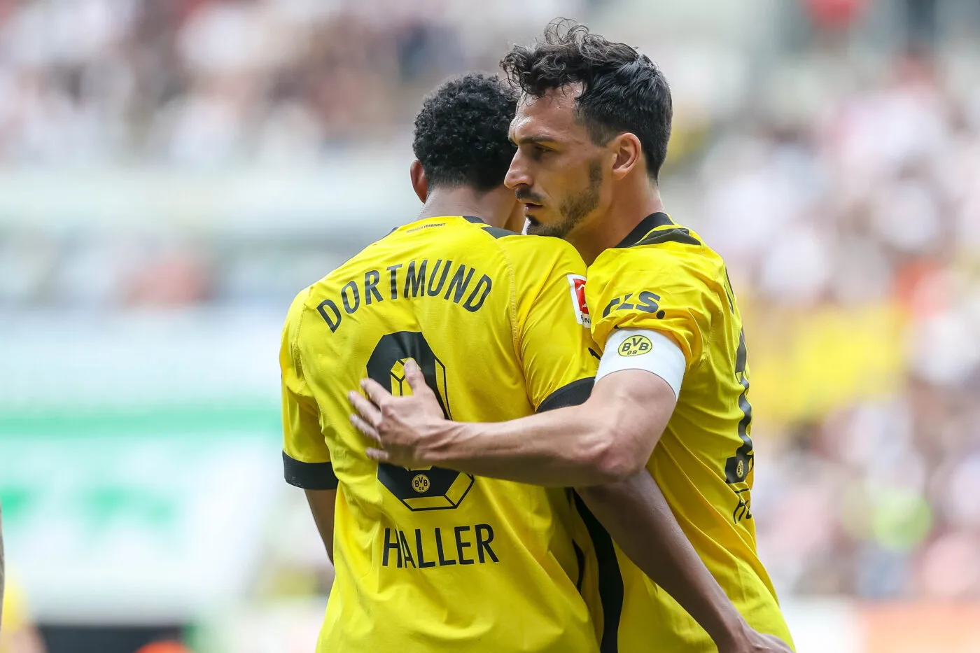 Le Borussia Dortmund bat Augsburg et prend la tête