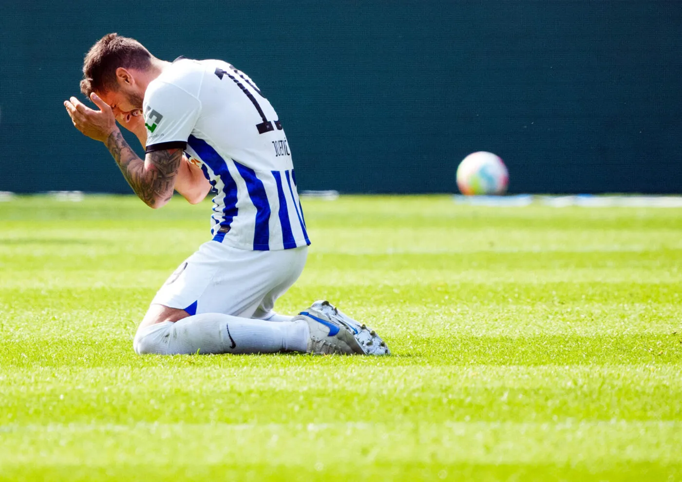 20 May 2023, Berlin: Soccer: Bundesliga, Hertha BSC - VfL Bochum, Matchday 33, Olympiastadion, Hertha's Stevan Jovetic kneels on the pitch during the game. Photo: Soeren Stache/dpa - IMPORTANT NOTE: In accordance with the requirements of the DFL Deutsche Fu   - Photo by Icon sport