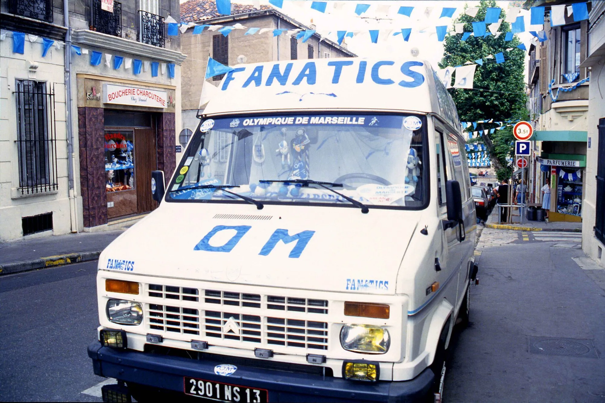 Ambiance rues de Marseille / camion Fanatics Marseille &#8211; 26/05/1993 &#8211; Marseille-AC Milan &#8211; Finale de la Ligue des champions 1993