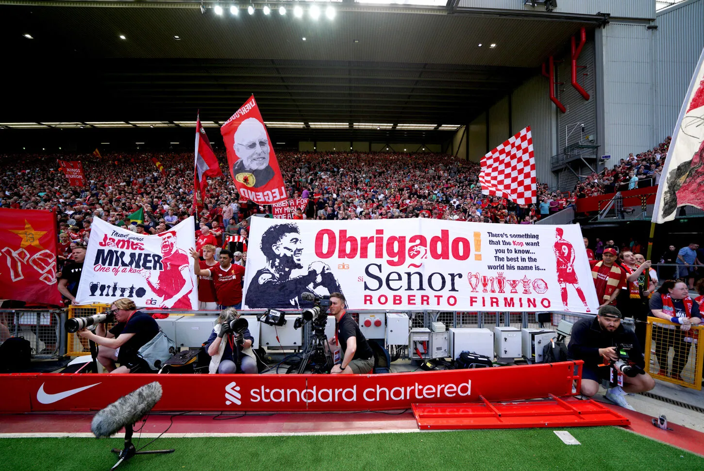 Roberto Firmino régale le staff de Liverpool avant son départ