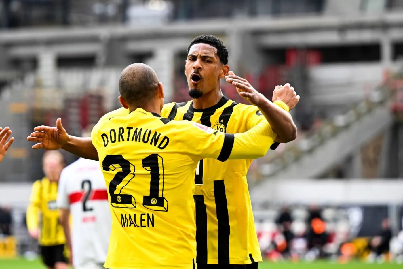 Stuttgart, Deutschland, 15.04.23: Sebastien Haller (BV Borussia Dortmund) Torjubel, jubelt nach seinem treffer zum 0:1 waehrend des 1. Bundesliga Spiels zwischen dem VfB Stuttgart vs BV Borussia Dortmund in der Mercedes Benz Arena am 15. April 2023 in Stuttgart, Deutschland. (Foto von Harry Langer/DeFodi Images) Stuttgart, Germany, 15.04.23: Sebastien Haller (BV Borussia Dortmund) celebrates after scoring his team's first goal with teammates during the 1. Bundesliga match between VfB Stuttgart vs BV Borussia Dortmund at Mercedes Benz Arena on April 15, 2023 in Stuttgart, Germany. (Photo by Harry Langer/DeFodi Images) DFB/DFL REGULATIONS PROHIBIT ANY USE OF PHOTOGRAPHS AS IMAGE SEQUENCES AND/OR QUASI-VIDEO. - Photo by Icon sport