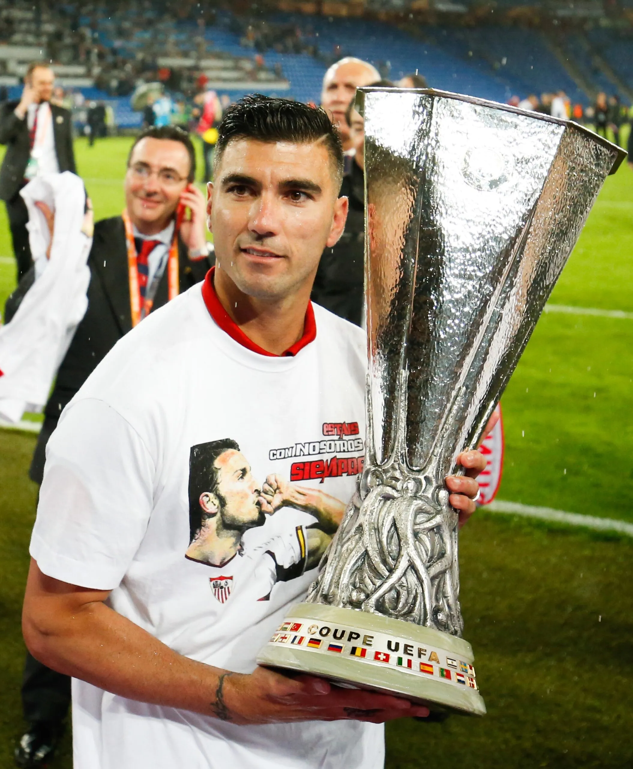 José Antonio Reyes portant un T-shirt hommage à Antonio Puerta lors du sacre face à Liverpool en Ligue Europa.