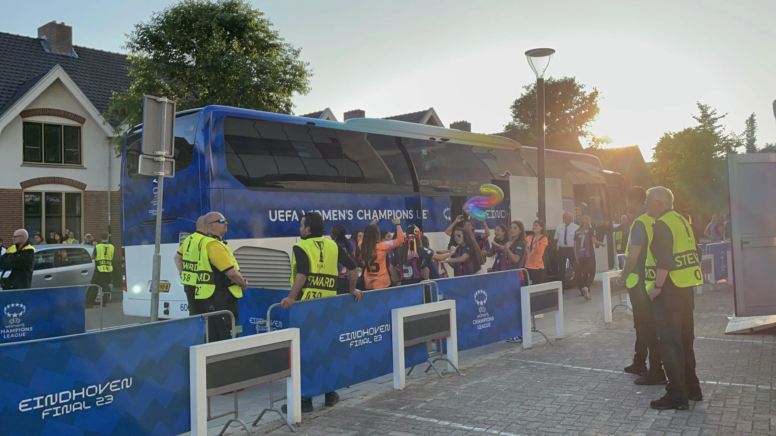 Patri Guijarro avec le fameux ballon numéro 2, brandi par toute l&rsquo;équipe devant le bus.