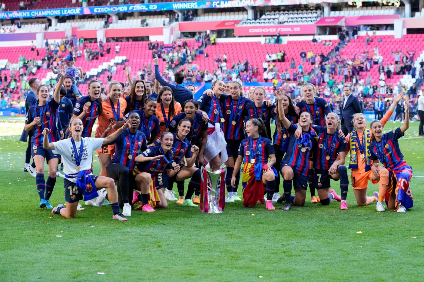 Eindhoven, Niederlande, 03.06.2023: die Spielerinnen von FC Barcelona feiern den Sieg der UEFA Wommen's Champions League waehrend des Finalspiels der UEFA Women Champions League zwischen FC Barcelona Women vs VfL Wolfsburg Women im Philips Stadion am 03. June 2023 in Eindhoven, Niederlande. (Foto von Alex Gottschalk/DeFodi Images) Eindhoven, Netherlands, 03.06.2023: FC Barcelona players celebrate winning UEFA Women's Champions League during the UEFA Women Champions League final match between FC Barcelona Women vs VfL Wolfsburg Women at Philips Stadium on June 3, 2023 in Eindhoven, Netherlands. (Photo by Alex Gottschalk/DeFodi Images) - Photo by Icon sport