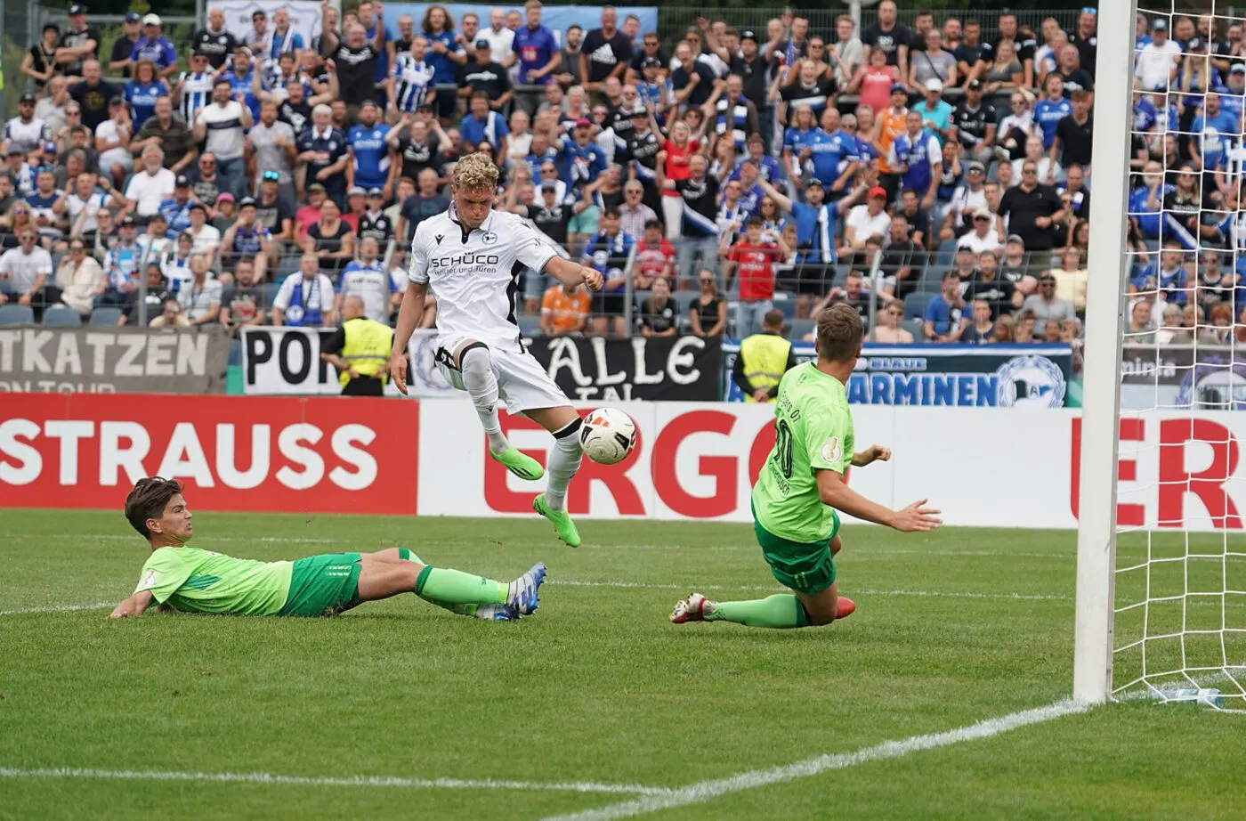 31 July 2022, Rhineland-Palatinate, Koblenz: Soccer, DFB Cup, FV Engers - Arminia Bielefeld, 1st round, Stadion Oberwerth. Robin Hack (M) of Bielefeld scores the goal to 1:7 next to Lukas Klappert (l) and Yannik Finkenbusch of Engers. Photo: Hasan Bratic/dpa - IMPORTANT NOTE: In accordance with the requirements of the DFL Deutsche Fußball Liga and the DFB Deutscher Fußball-Bund, it is prohibited to use or have used photographs taken in the stadium and/or of the match in the form of sequence pictures and/or video-like photo series. - Photo by Icon sport