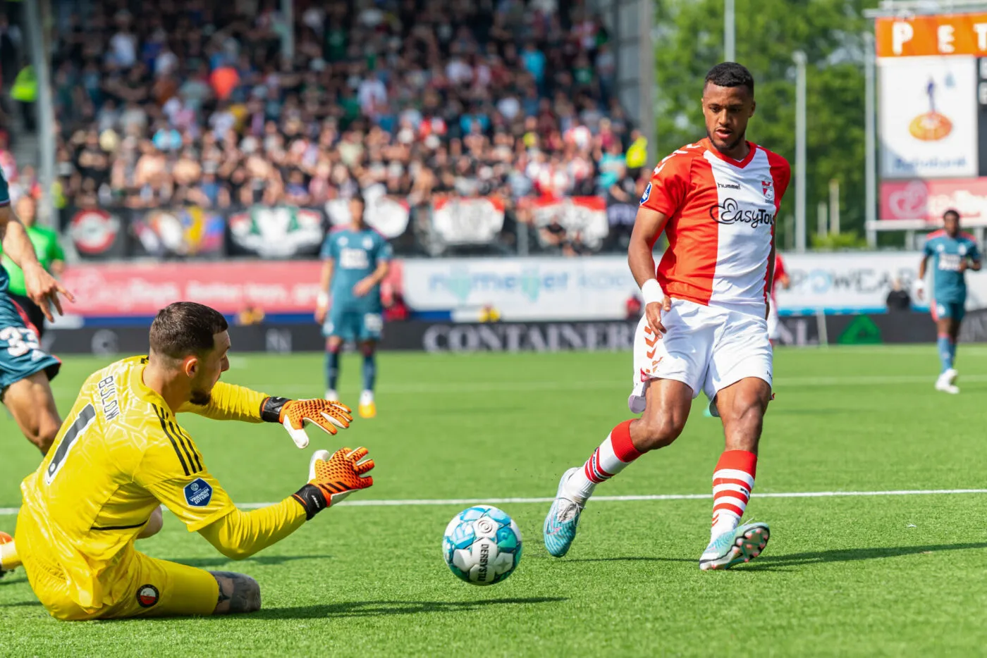 EMMEN, Stadium Oude Meerdijk, 21-05-2023 , season 2022 / 2023 , Dutch Eredivisie Football. Feyenoord goalkeeper Justin Bijlow FC Emmen player Richairo Zivkovic during the match Emmen - Feyenoord Final score 1-3 - Photo by Icon sport during the Dutch Eredivisie match between FC Emmen and Feyenoord Rotterdam at De JENS Vesting on May 21, 2023 in Emmen, Netherlands. (Photo by ProShots/Icon Sport)