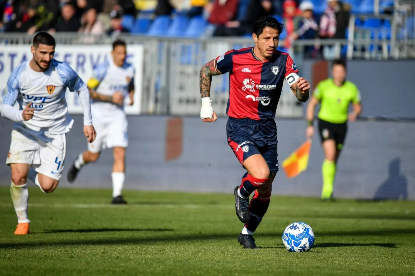 Gianluca Lapadula of Cagliari Calcio during the Italian soccer Serie B match Cagliari Calcio vs Benevento Calcio on February 11, 2023 at the Unipol Domus in Cagliari, Italy (Photo by Luigi Canu/LiveMedia) - Photo by Icon sport