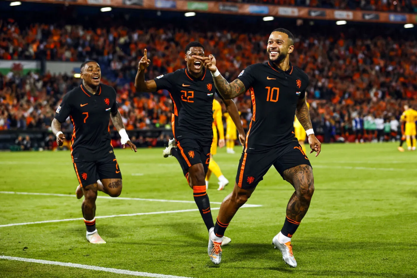 ROTTERDAM - (LR) Steven Bergwijn of Holland, Denzel Dumfries of Holland, Memphis Depay of Holland celebrate the 3-2 draw during the UEFA Nations League match between the Netherlands and Wales at Feyenoord stadium on June 14, 2022 in Rotterdam, Netherlands. ANP MAURICE VAN STEEN - Photo by Icon sport