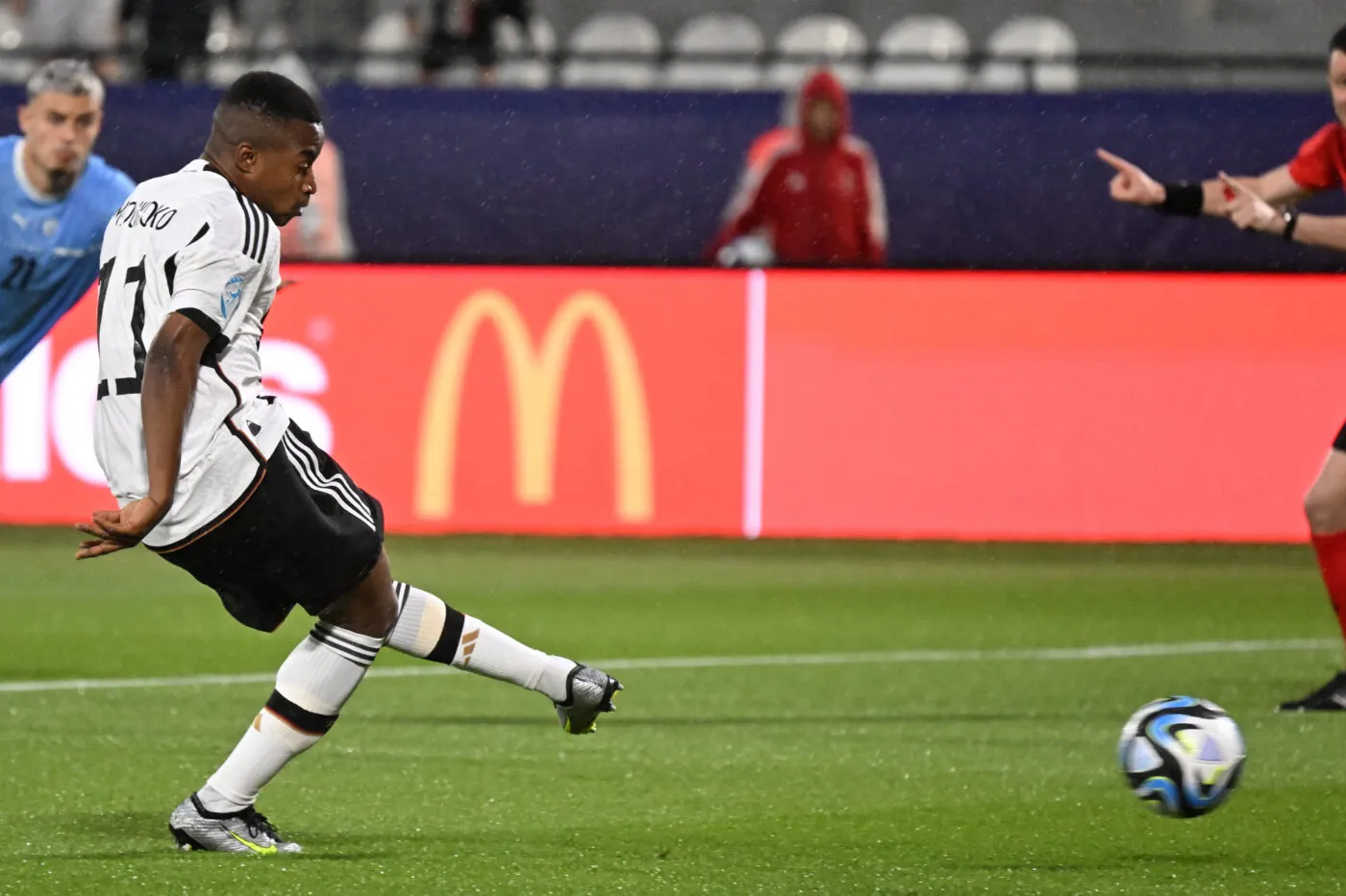 Youssoufa Moukoko victime d’insultes racistes après un penalty raté