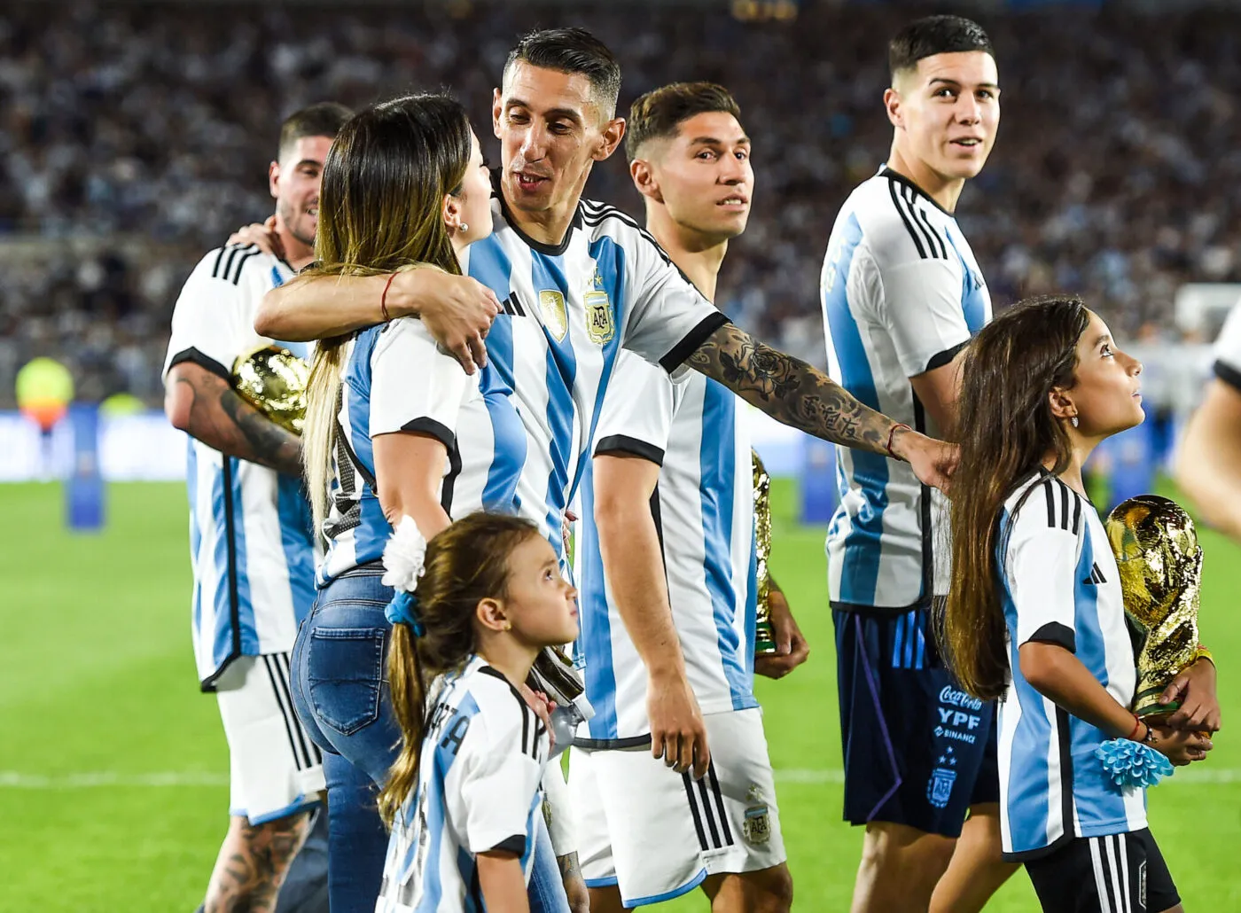 La femme de Di María défend son mari face aux supporters de Rosario Central