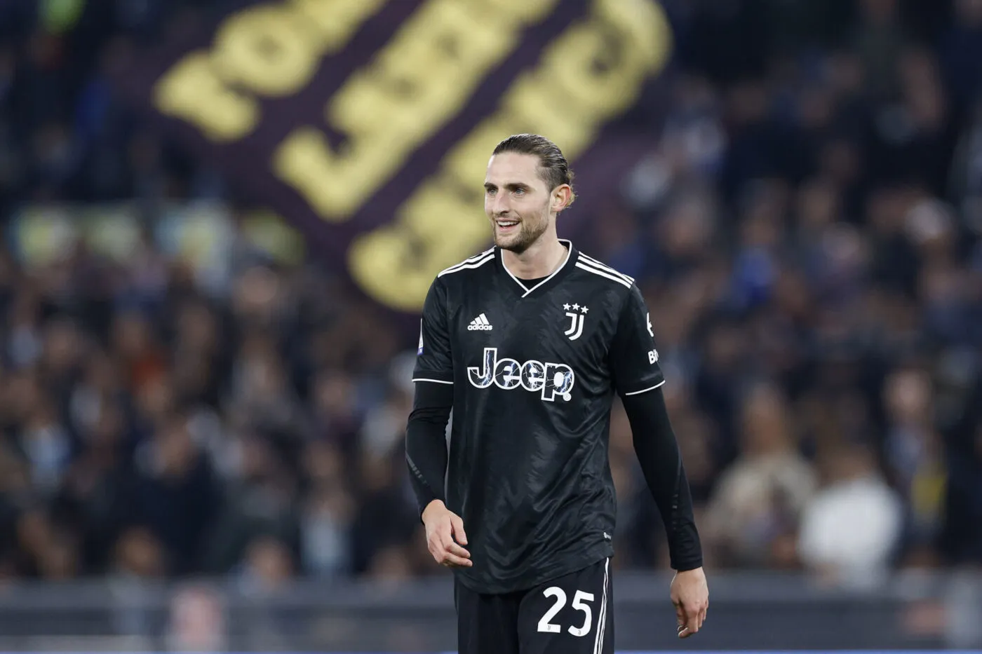Rom, Italien, 08.04.2023: Adrien Rabiot (Juventus FC) schaut waehrend des Spiels der Serie A zwischen Lazio Rom vs Juventus Turin, Lazio Rom vs Juventus Turin im Stadio Olimpico am 08. April 2023 in Rom, Italien. (Foto von Matteo Ciambelli/DeFodi Images) Rome, Italy, 08.04.2023: Adrien Rabiot (Juventus FC) looks on during the Serie A match between SS Lazio vs Juventus FC at Stadio Olimpico on April 8, 2023 in Rome, Italy. (Photo by Matteo Ciambelli/DeFodi Images) - Photo by Icon sport