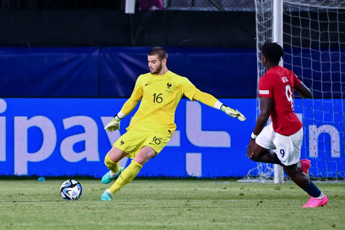 Lucas Chevalier : « Il faut un attaquant qui te met la bonne frappe pour briller »