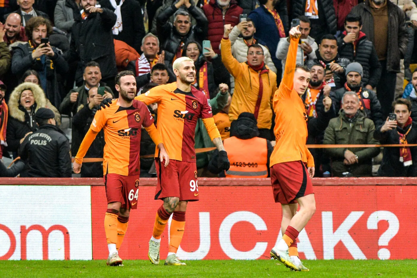 Juan Mata #64 of Galatasaray celebrates after scoring the second goal of his team with Mauro Icardi #99 and Kerem Akturkoglu #7 during the Turkish Super League match between Galatasaray and Hatayspor at NEF Stadium in Istanbul, Turkey on January 13, 2023. (Photo by Seskimphoto) - Photo by Icon sport