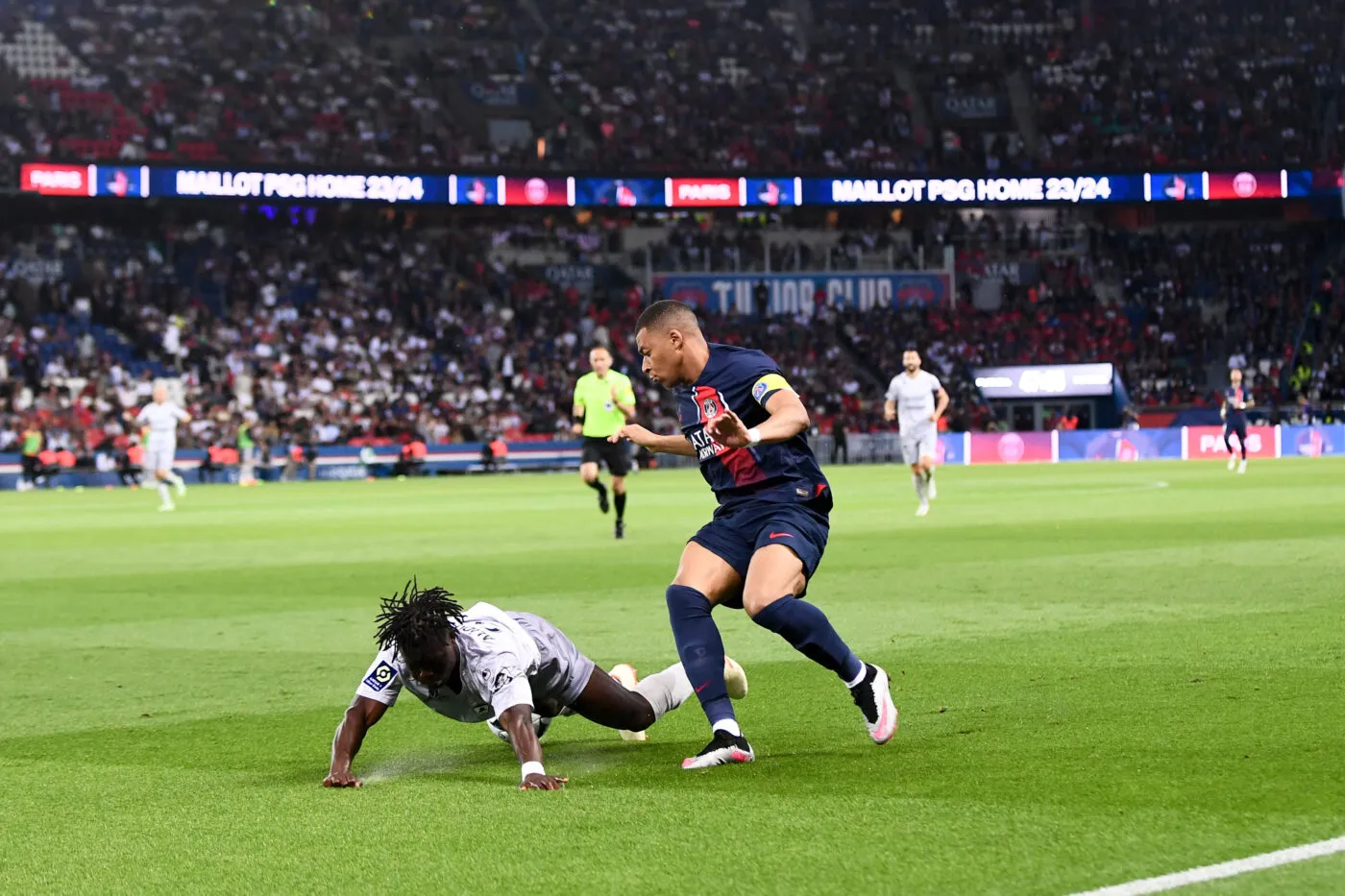 En images : Kylian Mbappé en visite au Cameroun pour trois jours