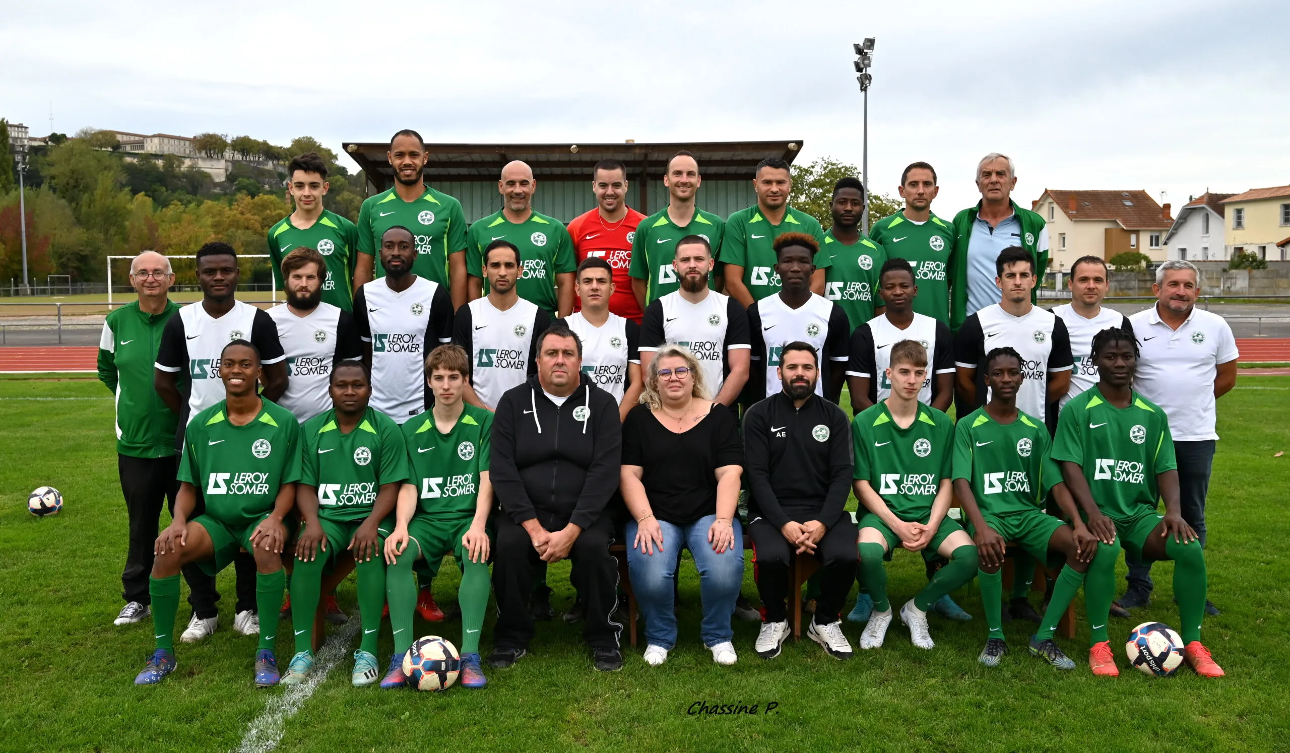 Alhoussein Camara (rangée du milieu, 4e en partant de la droite) à côté de Papalaye, avec ses coéquipiers de Leroy Angoulême.