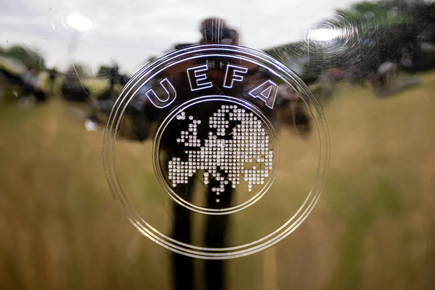 Le FC Barcelone sanctionné par l'UEFA, l'OM, le PSG et Monaco toujours surveillés