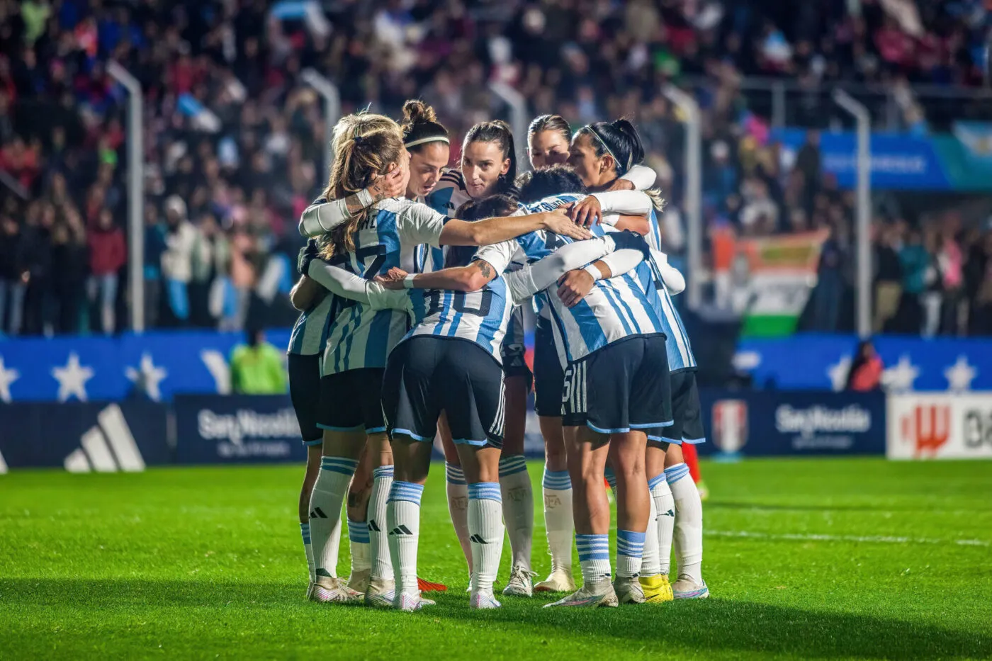 The Argentinian Team celebrates a goal during the women's international friendly between Argentina and Peru at Estadio San Nicolás. Final score; Argentina 4:0 Peru (Photo by Patricia Pérez Ferraro / SOPA I/Sipa USA) - Photo by Icon sport