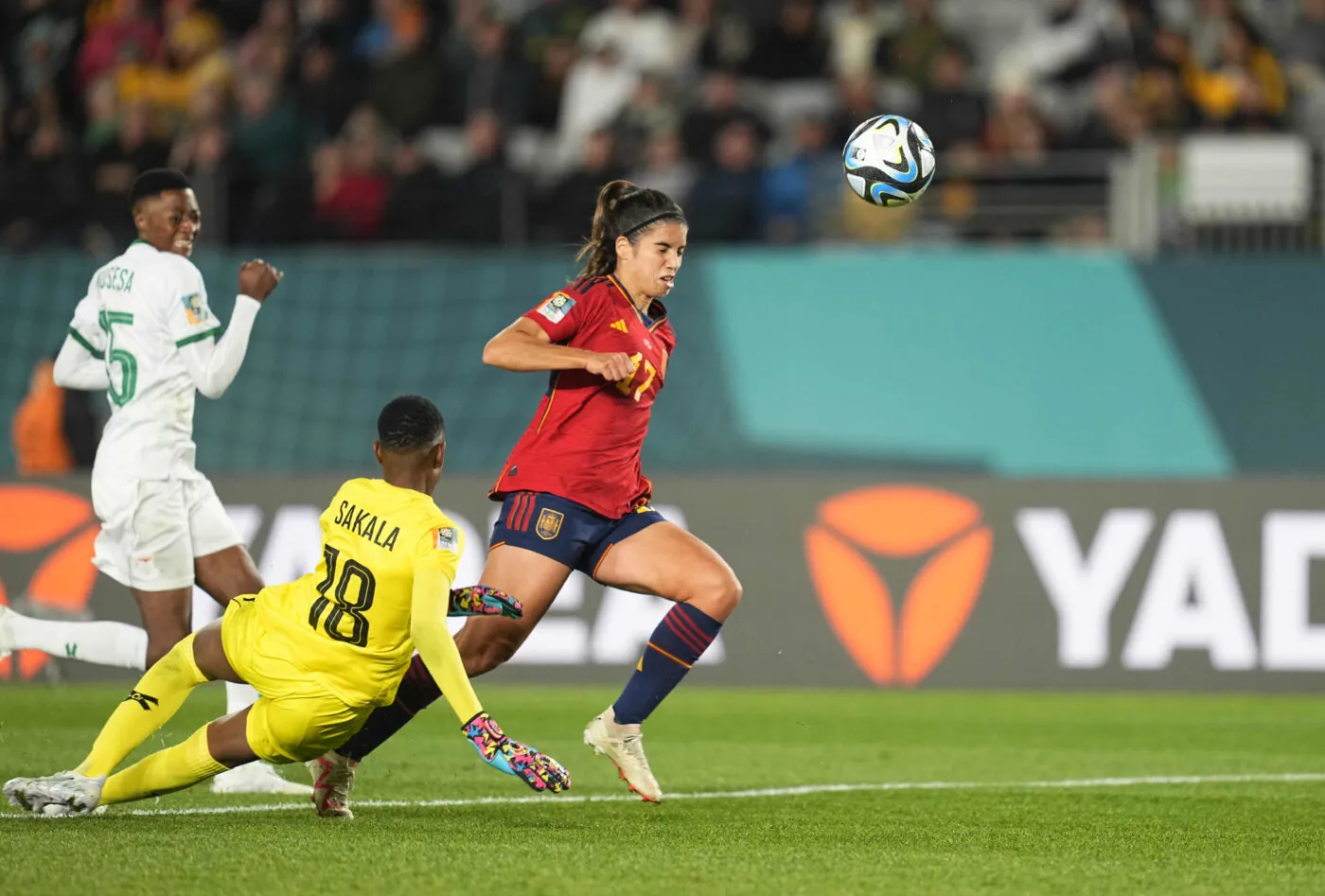 Auckland, New Zealand, 26.07.2023: Alba Redondo (Spain) and Eunice Sakala (Zambia) kämpfen um den ball waehrend des Spiels der Group C - FIFA Women's World Cup Australia &amp; New Zealand 2023 zwischen Spain vs Zambia im Eden Park am 26. July 2023 in Auckland, New Zealand. (Foto von Ulrik Pedersen/DeFodi Images) Auckland, New Zealand, 26.07.2023: Alba Redondo (Spain) and Eunice Sakala (Zambia) battle for the ball during the Group C - FIFA Women's World Cup Australia &amp; New Zealand 2023 match between Spain vs Zambia at Eden Park on July 26, 2023 in Auckland, New Zealand. (Photo by Ulrik Pedersen/DeFodi Images) - Photo by Icon sport