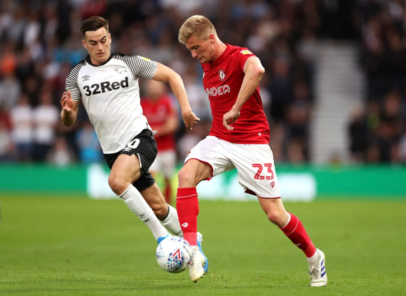 Derby County's Tom Lawrence (left) and Bristol City's Taylor Moore battle for the ball during the Sky Bet Championship match at Pride Park, Derby. Photo : PA Images / Icon Sport