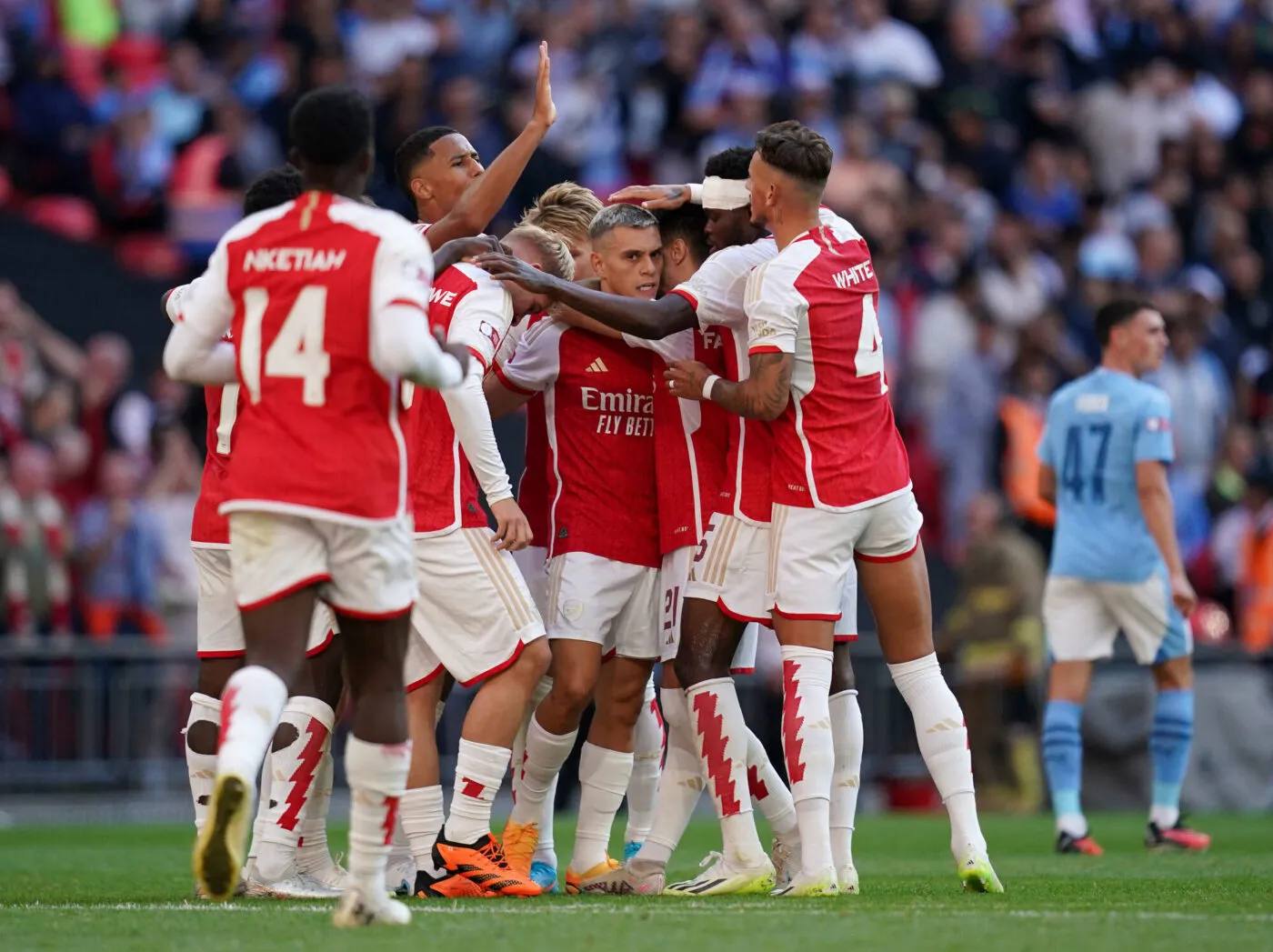Arsenal's Leandro Trossard (centre) celebrates with team-mates after scoring their side's first goal of the game during the FA Community Shield match at Wembley Stadium, London. Picture date: Sunday August 6, 2023. - Photo by Icon sport