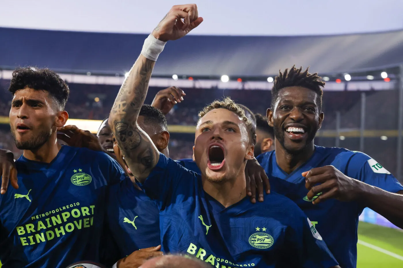Rotterdam, Niederlande, 04.08.2023: Noa Lang (PSV) scores the 0-1 torjubelt mit seiner Mannschaft waehrend des Spiels der Johan Cruijff Cup zwischen SC Feyenoord vs PSV Eindhoven, SC Feyenoord vs PSV Eindhoven im de Kuip am 04. August 2023 in Rotterdam, Niederlande. (Foto von Nesimages/Michael Bulder/DeFodi Images) Rotterdam, Netherlands, 04.08.2023: Noa Lang (PSV) scores the 0-1 celebrating his goal with teammates during the Johan Cruijff Cup match between SC Feyenoord vs PSV Eindhoven, SC Feyenoord vs PSV Eindhoven at the de Kuip on August 4, 2023 in Rotterdam, Netherlands. (Photo by Nesimages/Michael Bulder/DeFodi Images) - Photo by Icon sport