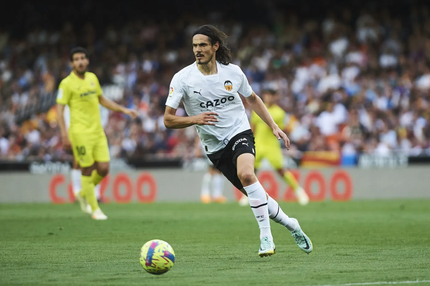 Valencia, Spanien, 03.05.2023: Edinson Cavani (FC Valencia) schaut waehrend des Spiels der LaLiga Santander - Matchday 33 zwischen FC Valencia v FC Villarreal im Estadio de Mestalla am 03. May 2023 in Valencia, Spanien. (Foto von Maria Jose Segovia/DeFodi Images) Valencia, Spain, 03.05.2023: Edinson Cavani (FC Valencia) looks on during the LaLiga Santander - Matchday 33 match between FC Valencia v FC Villarreal at the Estadio de Mestalla on May 3, 2023 in Valencia, Spain. (Photo by Maria Jose Segovia/DeFodi Images) - Photo by Icon sport