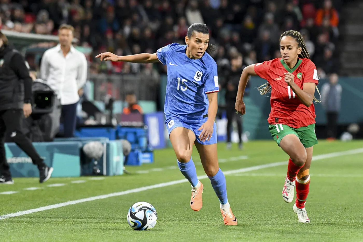 Adelaide, Australien, 08.08.2023: Kenza Dali (France) und Fatima Tagnaout (Morocco) im Kampf um den Ball waehrend des Spiels der Round of 16 - FIFA Women's World Cup Australia &amp; New Zealand 2023 zwischen Frankreich und Marokko im Hindmarsh Stadion am 08. August 2023 in Adelaide, Australien. (Foto von Philip Radoslovich/DeFodi Images) Adelaide, Australia, 08.08.2023: Kenza Dali (France) und Fatima Tagnaout (Morocco) battle for the ball during the Round of 16 - FIFA Women's World Cup Australia &amp; New Zealand 2023 match between France vs Morocco at Hindmarsh Stadium on August 8, 2023 in Adelaide, Australia. (Photo by Philip Radoslovich/DeFodi Images) - Photo by Icon sport