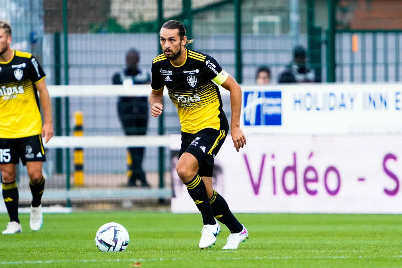 Grenoble et Caen enchaînent, Guingamp se fait surprendre, VA coule