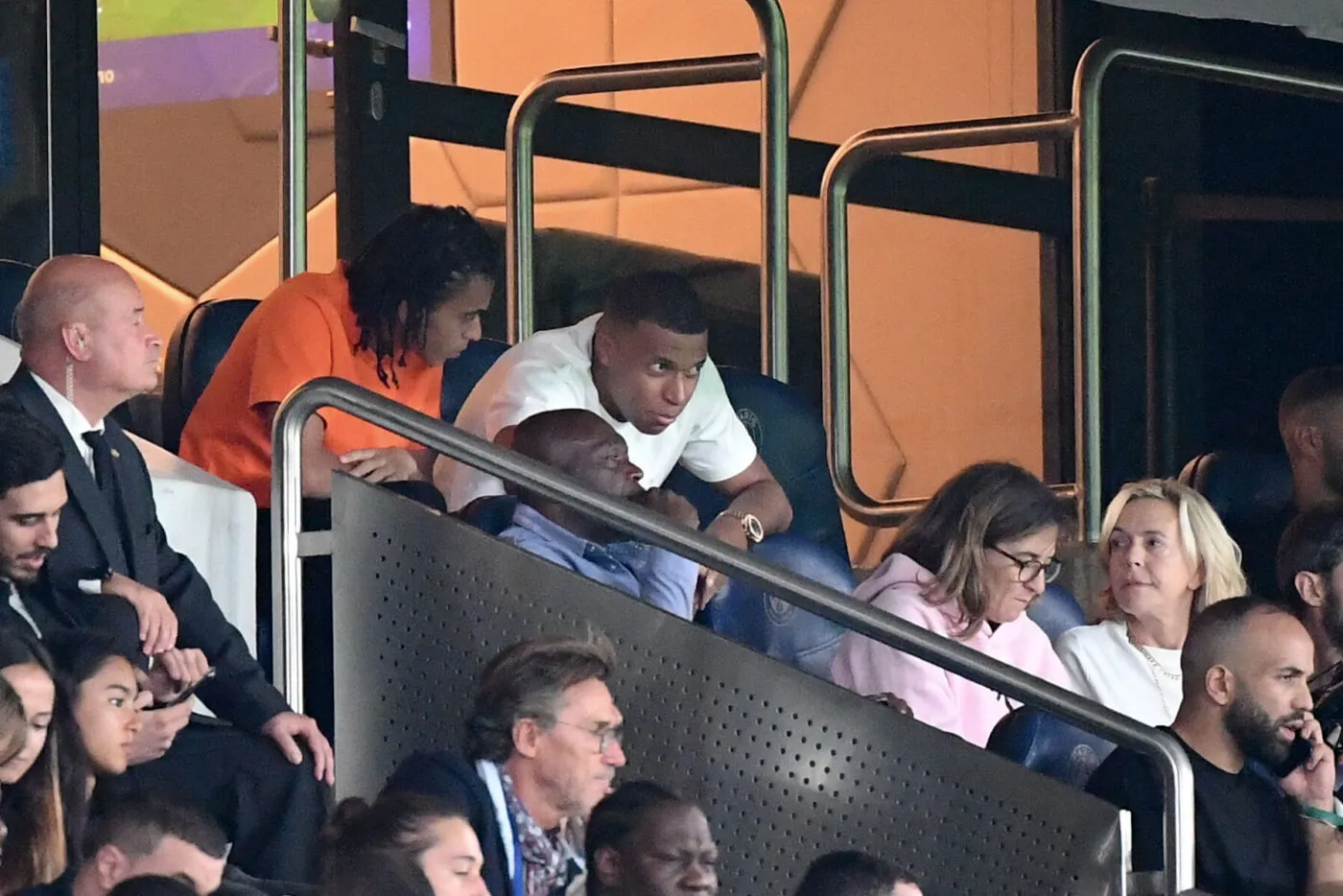 Kylian Mbappé pique une tête au Parc !