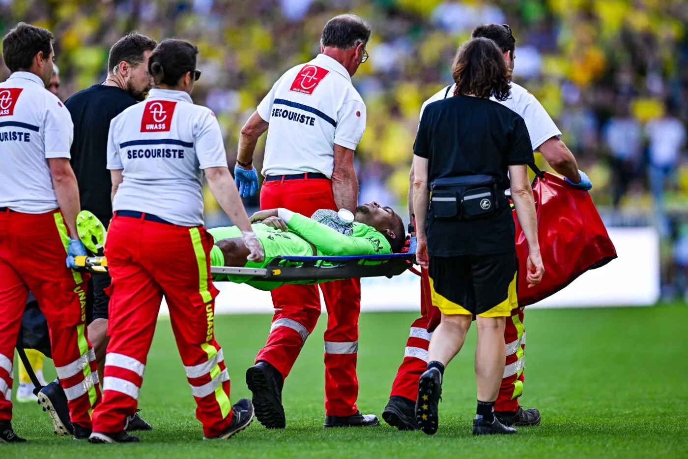 Alban Lafont transporté à l'hôpital