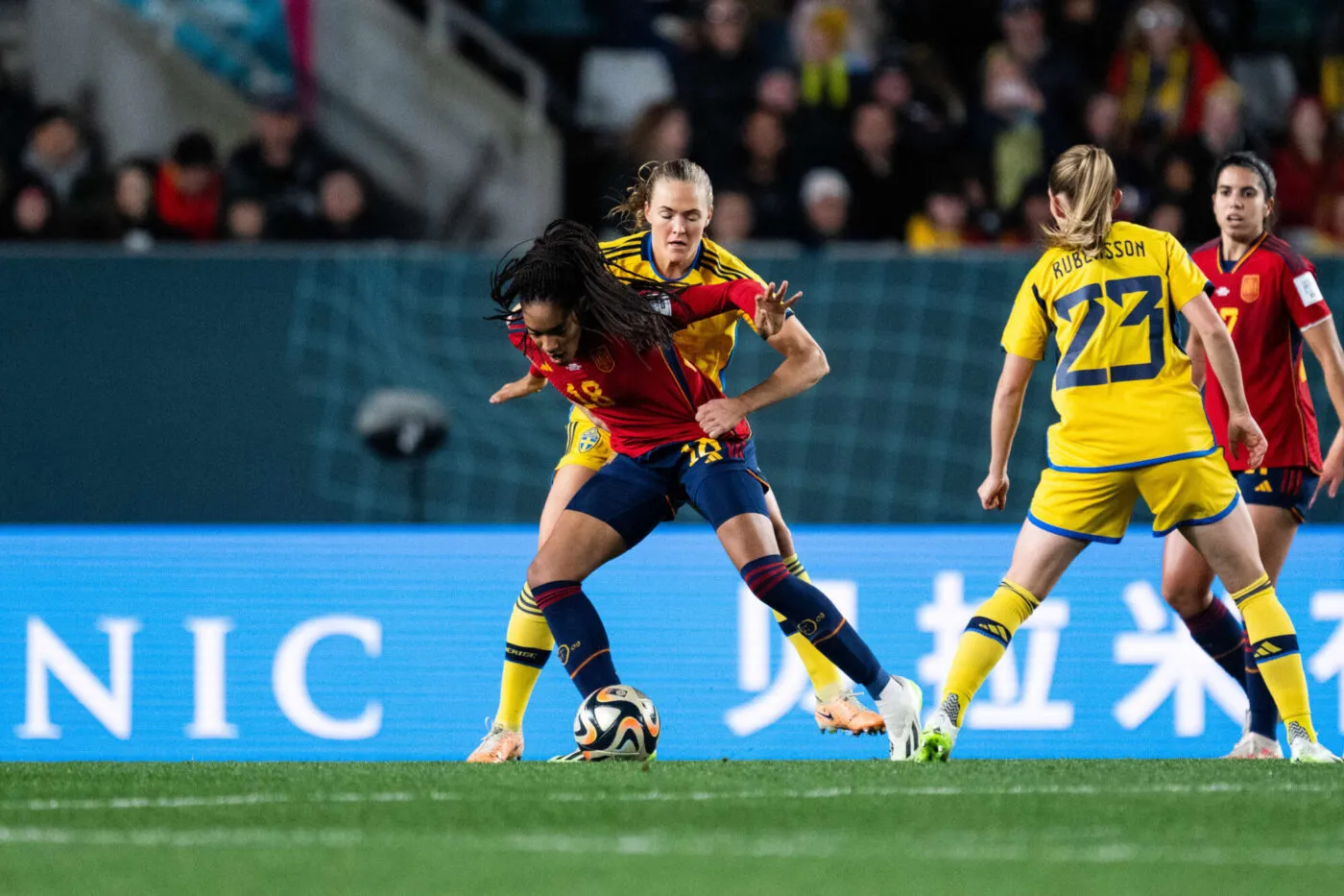 230815 Salma Paralluelo of Spain and Magdalena Eriksson of Sweden during the FIFA Women's World Cup semifinal between Spain and Sweden on August 15, 2023 in Auckland. Photo: Mathias Bergeld / BILDBYRÅN / kod MB / MB0694