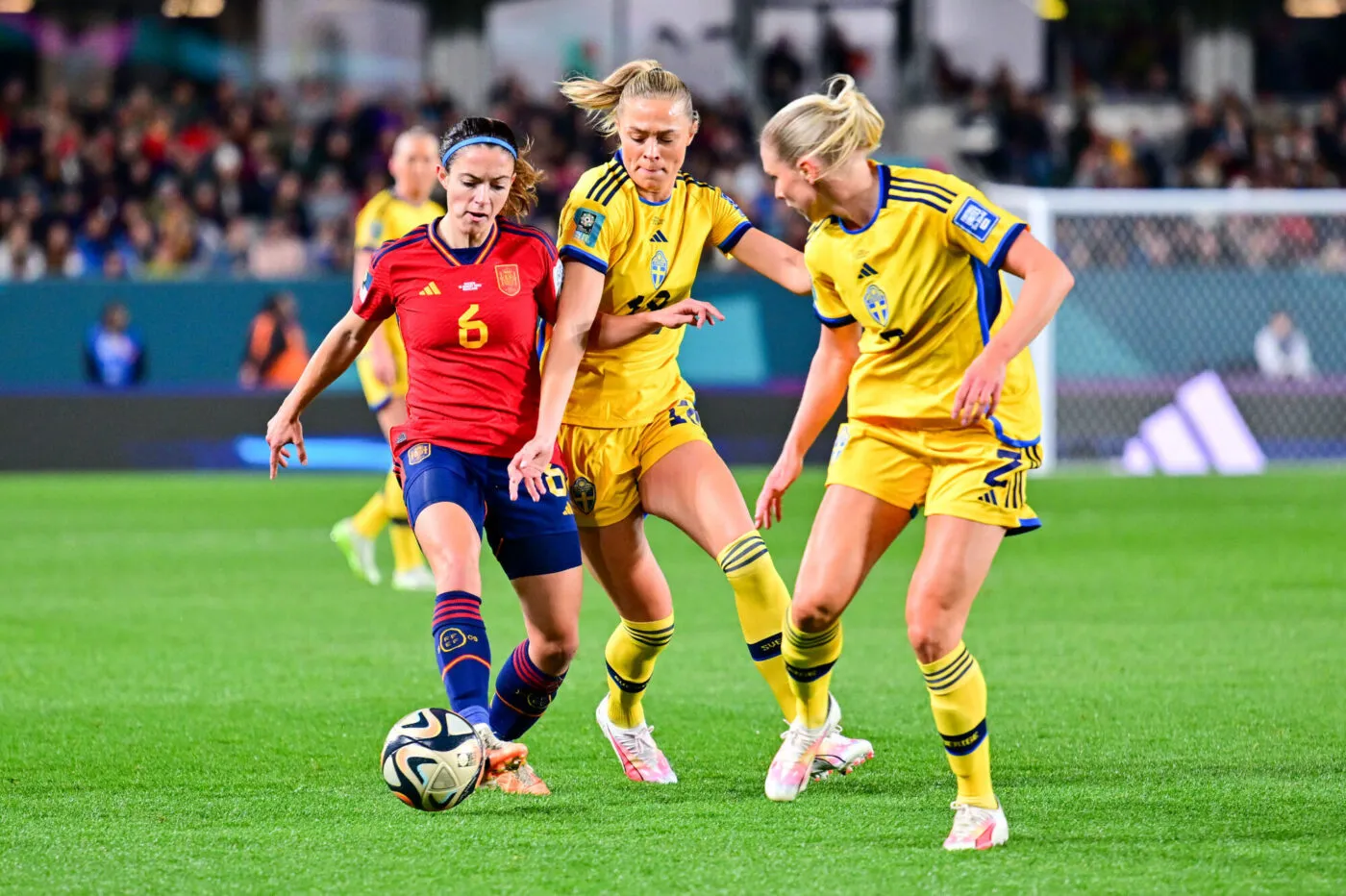 (230815) -- AUCKLAND, Aug. 15, 2023 (Xinhua) -- Aitana Bonmati (L) of Spain vies with Fridolina Rolfo (C) of Sweden during the semi-final match between Spain and Sweden at the FIFA Women's World Cup Australia &amp; New Zealand 2023 in Auckland, New Zealand, Aug. 15, 2023. (Xinhua/Zhu Wei) - Photo by Icon sport