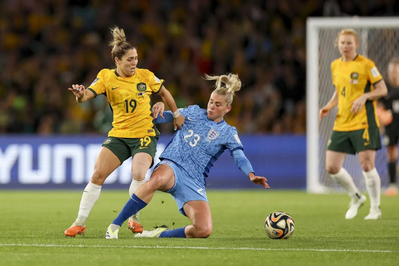 Sydney, Australien, 16.08.2023: Katrina Gorry (Australia) und Alessia Russo (England) im Kampf um den Ball waehrend des Spiels der Semi Final - FIFA Women's World Cup Australia &amp; New Zealand 2023 zwischen Australien und England im Stadion Australia am 16. August 2023 in Sydney, Australien. (Foto von Sajad Imanian/DeFodi Images) Sydney, Australia, 16.08.2023: Katrina Gorry (Australia) und Alessia Russo (England) battle for the ball during the Semi Final - FIFA Women's World Cup Australia &amp; New Zealand 2023 match between Australia vs England at Stadium Australia on August 16, 2023 in Sydney, Australia. (Photo by Sajad Imanian/DeFodi Images) Images cannot be used in books or individually in the form of mobile alert services or downloads without prior approval from FIFA - Photo by Icon sport