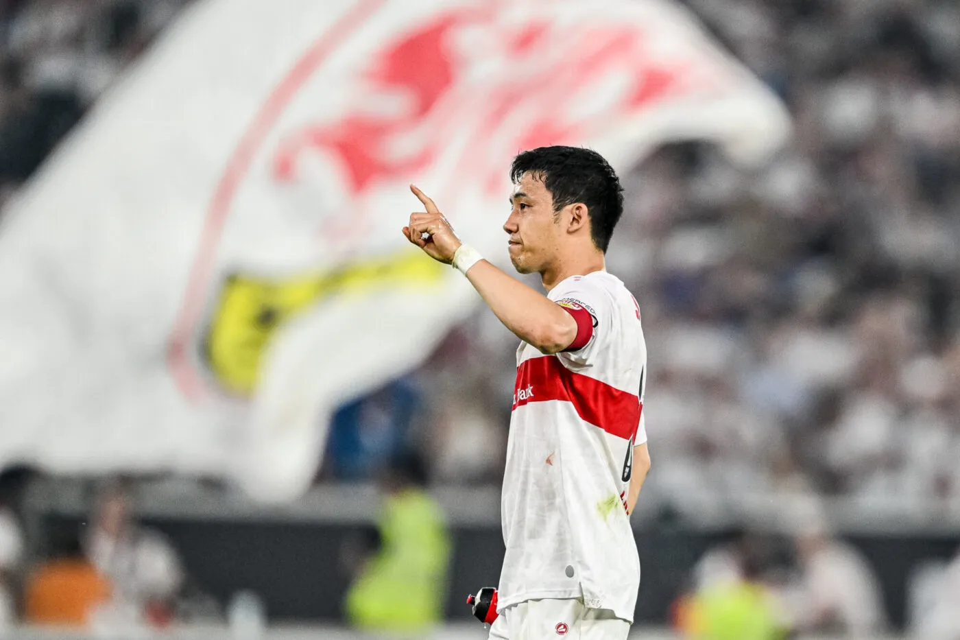 Wataru Endō signe à Liverpool