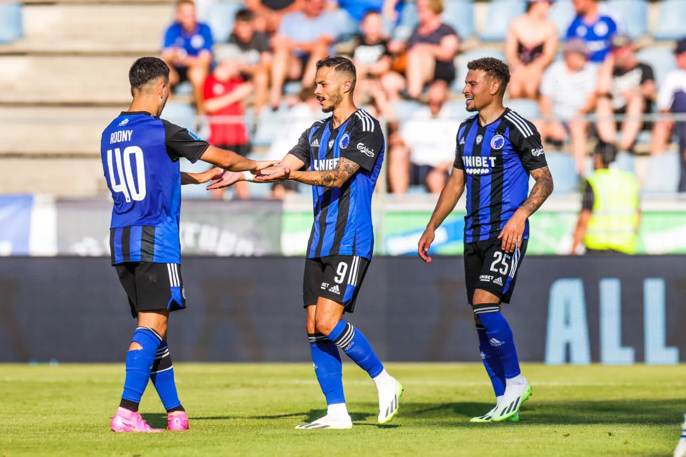 11 July 2023, Austria, Kufstein: Soccer: Bundesliga, test match FC Schalke 04 - FC Copenhagen, from left Copenhagen's Roony Bardghji celebrates together with the scorer to 0 to 1 - Copenhagen's . Photo: Tim Rehbein/dpa - Photo by Icon sport