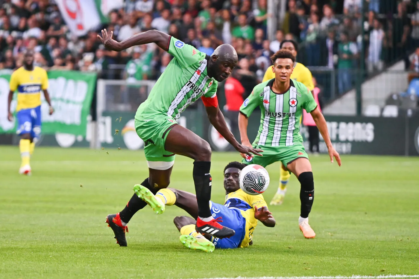 Martigues enchaîne, le Red Star rebondit