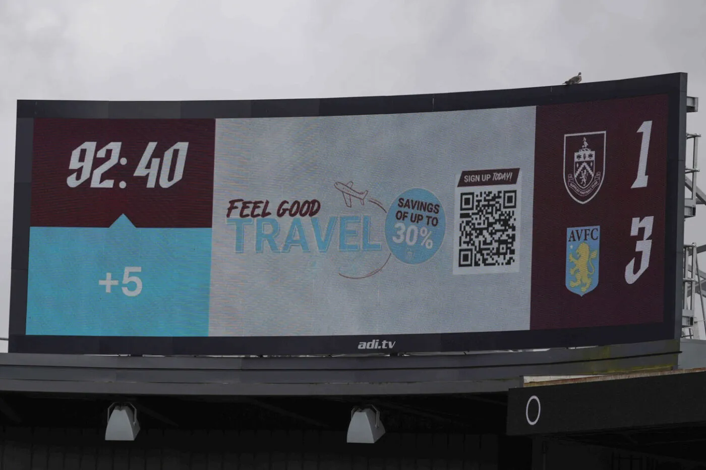 Le bus d'Aston Villa cible d'un jet de brique après le match contre Burnley