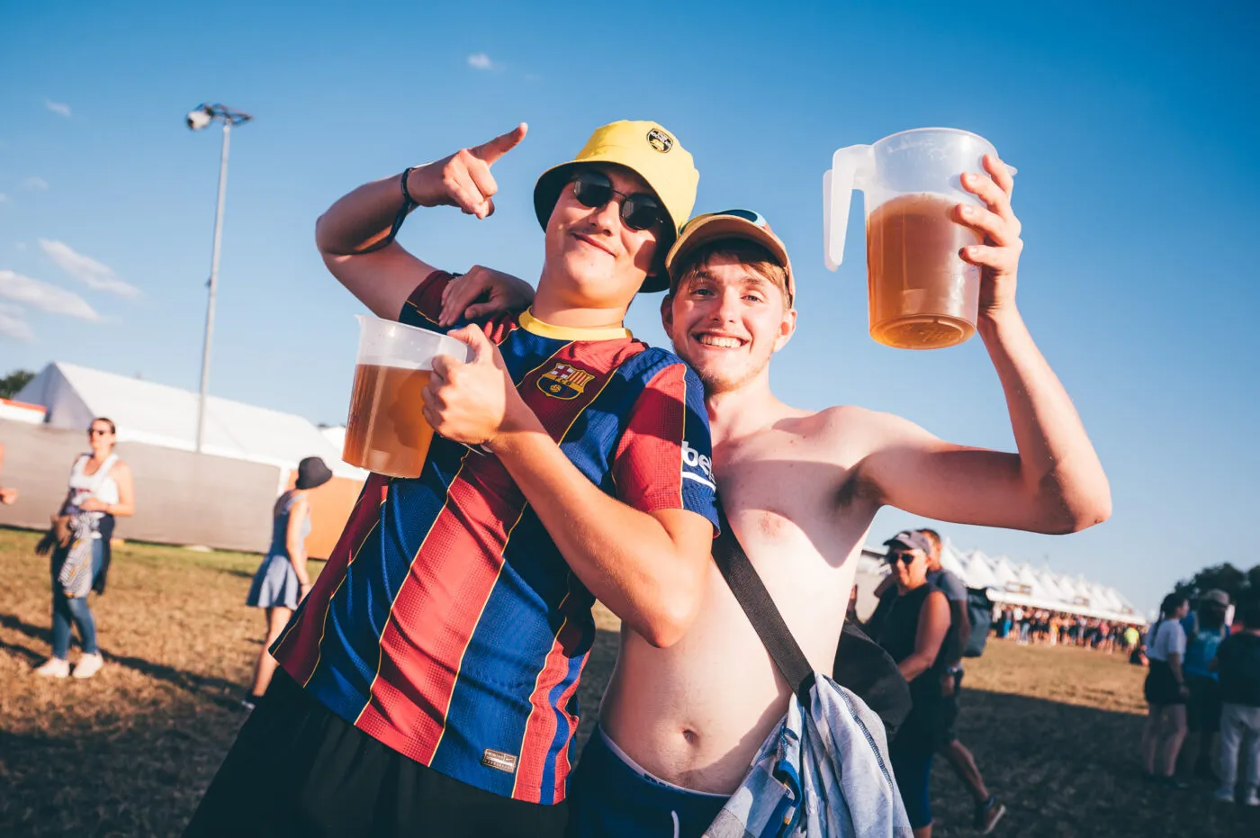 Pourquoi voit-on autant de maillots de foot en festival ?