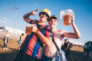 Pourquoi voit-on autant de maillots de foot en festival ?