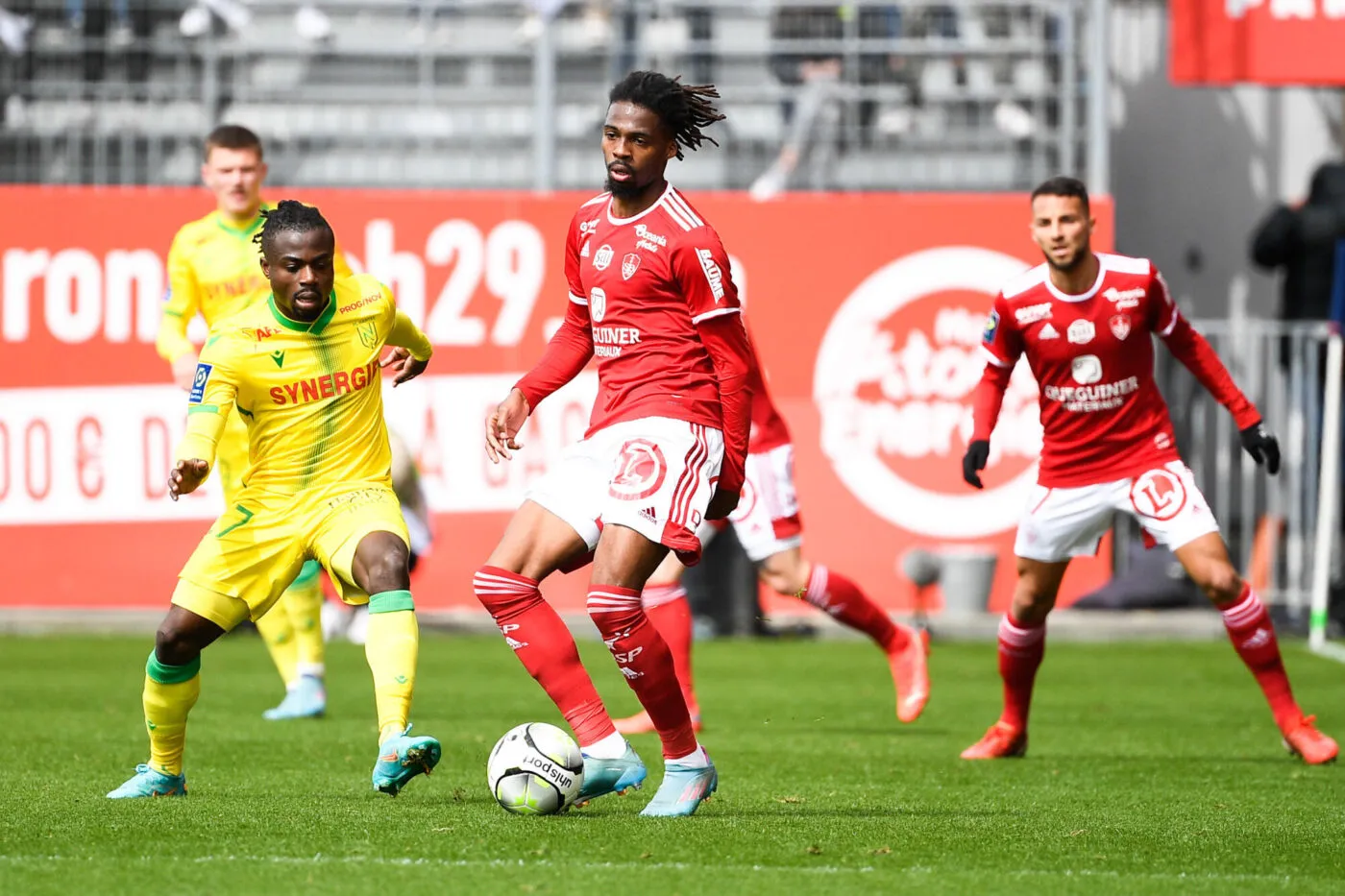 27 Moses SIMON (fcn) - 02 Jean Kevin DUVERNE (sb29) during the Ligue 1 Uber Eats match between Brest and Nantes at Stade Francis Le Ble on April 10, 2022 in Brest, France. (Photo by Christophe Saidi/FEP/Icon Sport) - Photo by Icon sport