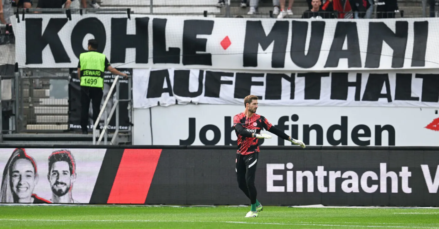 Les ultras de l&rsquo;Eintracht chargent Randal Kolo Muani dans une banderole