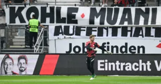 Les ultras de l'Eintracht chargent Randal Kolo Muani dans une banderole