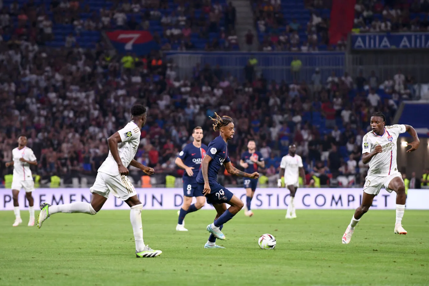 Malo Gusto regrette le traitement réservé à Bradley Barcola par les supporters lyonnais