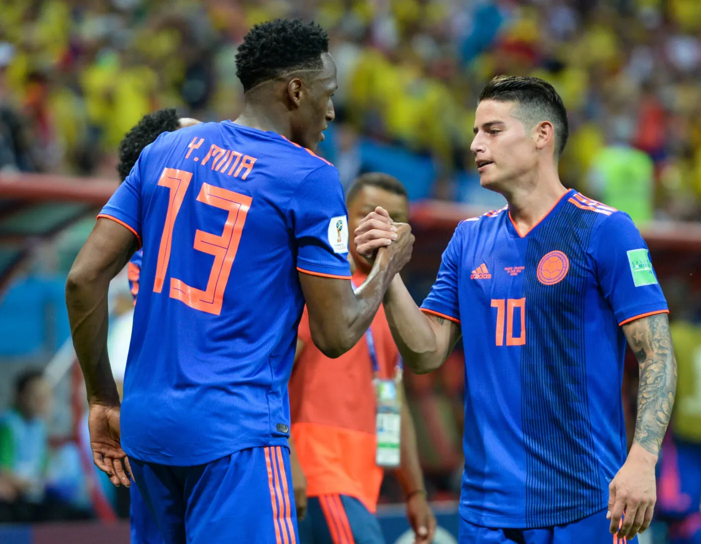5555699 24.06.2018 Colombia's Yerry Mina, left shakes hands with James Rodriguez celebrating a goal during the World Cup Group H soccer match between Poland and Colombia at the Kazan Arena, in Kazan, Russia, June 24, 2018. Alexandr Kryazhev / Sputnik / Icon Sport