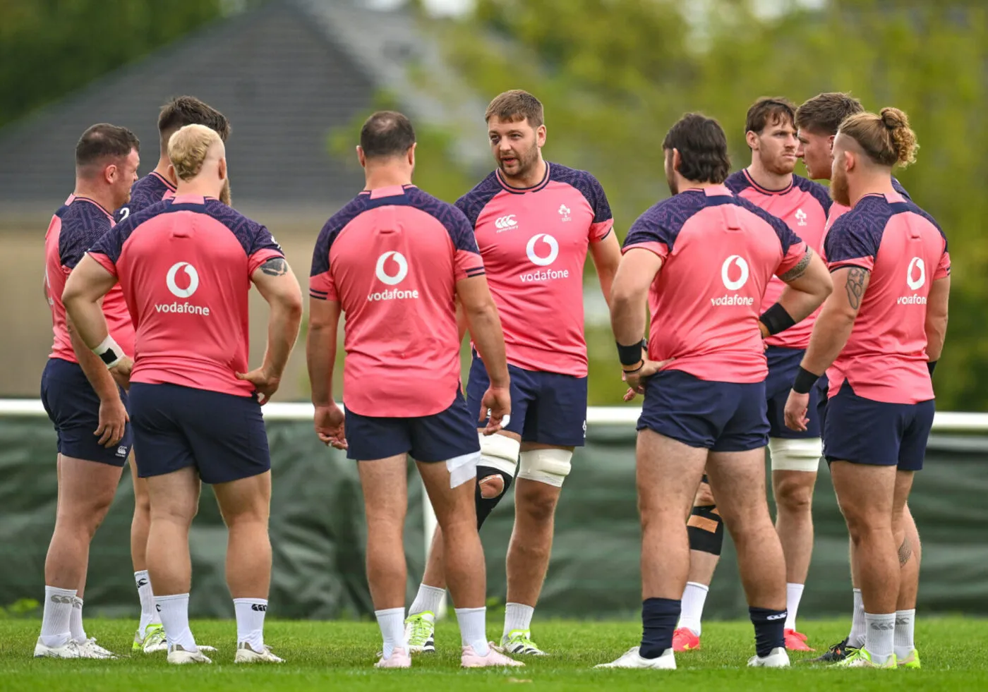 12 September 2023; Iain Henderson speaks to teh forwards during an Ireland rugby squad training session at Complexe de la Chambrerie in Tours, France. Photo by Brendan Moran/Sportsfile Photo by Icon sport