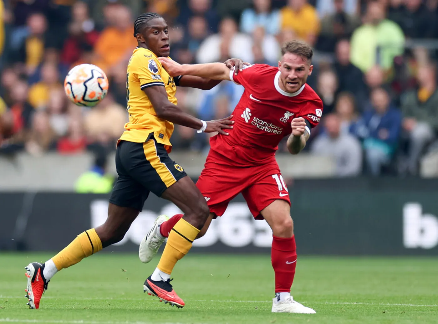 Wolverhampton Wanderers' Jean-Ricner Bellegarde and Liverpool's Alexis Mac Allister (right) battle for the ball during the Premier League match at Molineux Stadium, Wolverhampton. Picture date: Saturday September 16, 2023. - Photo by Icon sport